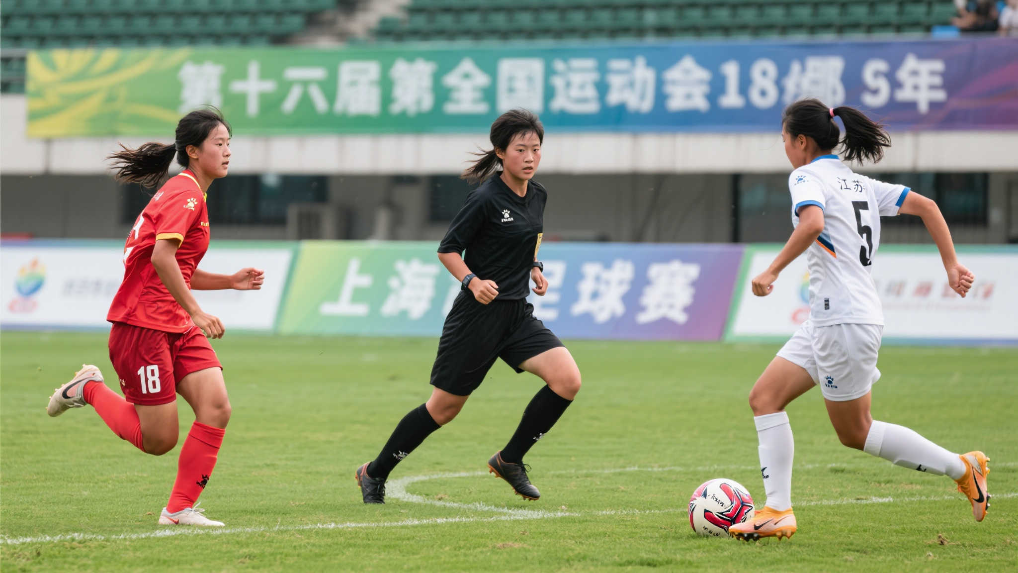 在激烈的绿茵场上，青春和梦想碰撞出激情火花。随着第